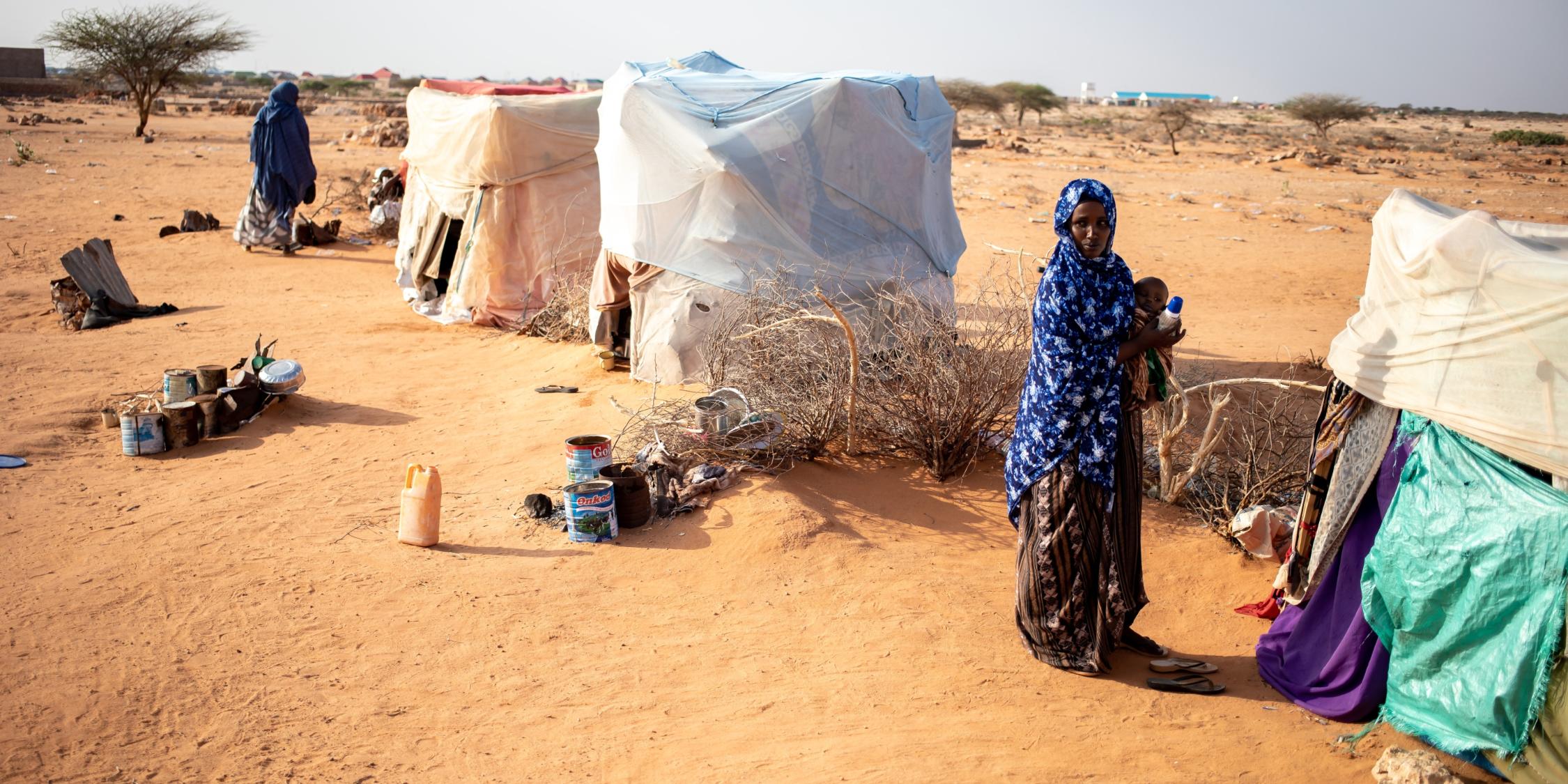 Eine Mutter mit ihrem Kind ist vor der Dürre in Somalia in ein Lager für Binnenvertriebene geflohen.