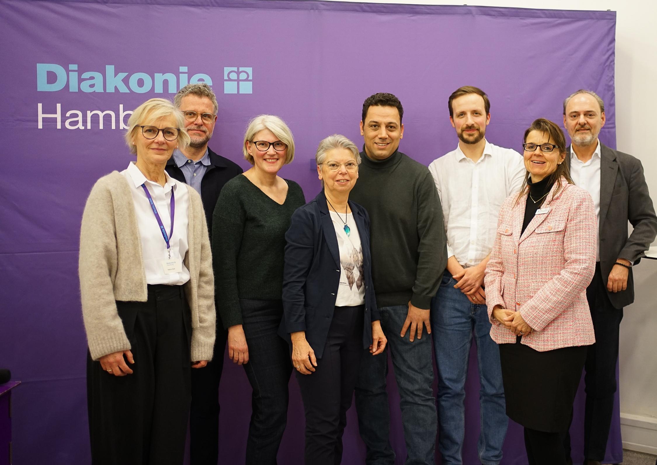 Die Gäste auf dem Podium (v.l.n.r.): Katrin Kell (Diakonisches Werk Hamburg, Leitung Pflege und Senioren), Jörn Straehler-Pohl (Moderation, Journalist), Claudia Loss (SPD-Bürgerschaftsfraktion), Dagmar Werner (Alzheimer Gesellschaft), Deniz Celik (Bürgerschaftsfraktion Die Linke), Linus Görg (Grüne Bürgerschaftsfraktion), Anna Leonhardi (DEVAP), Stephan Gamm (CDU- Bürgerschaftsfraktion)